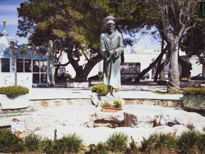 Nello slargo si staglia anche una statua dedicata al poverello d'Assisi, che secondo antichi racconti sarebbe passato di qui nel 1220 durante il pellegrinaggio in Terrasanta